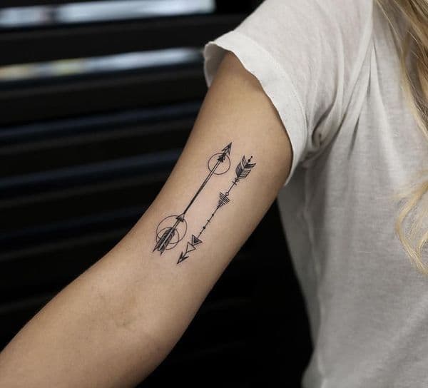 tatuaje de 2 flechas