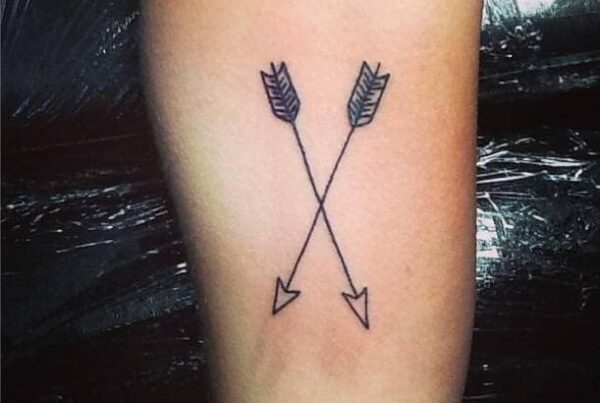 tatuaje de flechas cruzadas