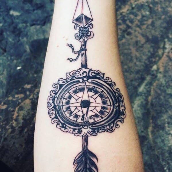 tatuaje de flechas brujula
