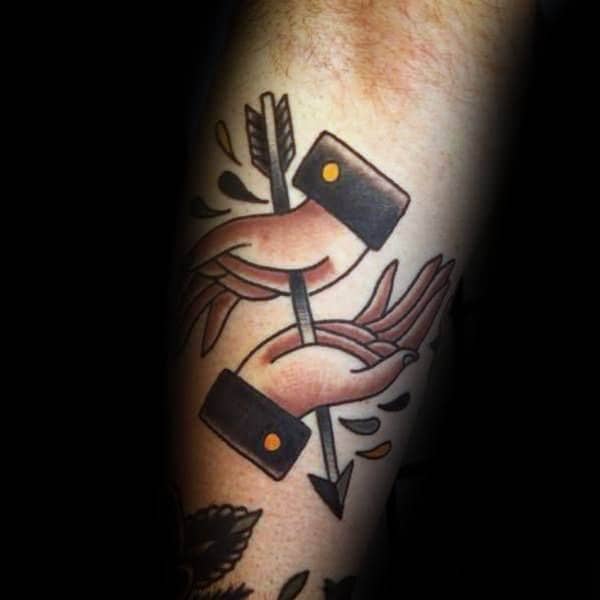 tatuaje de flechas manos