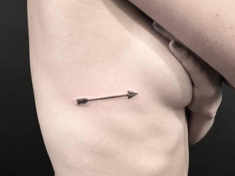 tatuaje de flechas en el costado