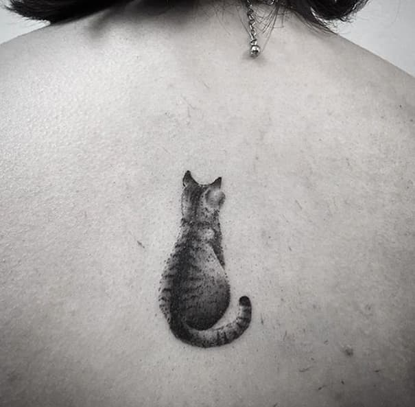tatuaje gato espaldas