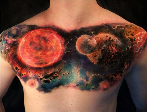 tatuaje en el pecho del sol y planetas