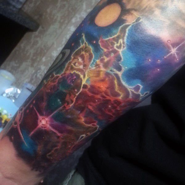 tatuaje del cosmos de los pilares de la tierra