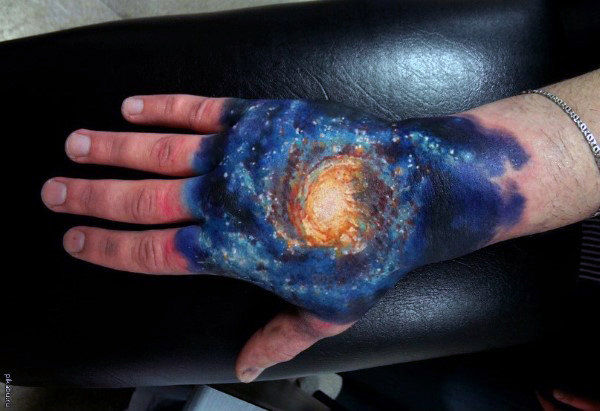 tatuaje en la mano de galaxias